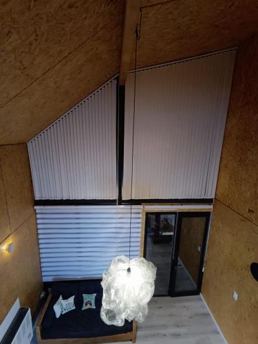 カビアウエにあるEnzojoTinyの部屋の天井から吊るされる白い光