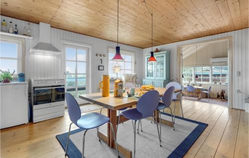 Una cocina o cocineta en Gorgeous Home In Vordingborg With Wifi