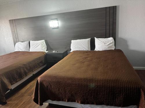 a room with two beds in a hotel room at Lone Star Inn in Cisco