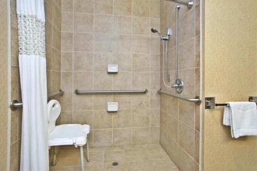 Un baño de Hampton Inn Anderson