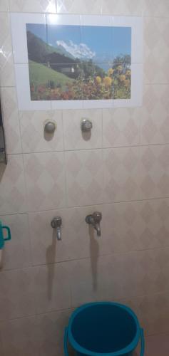 チダンバラムにあるSri Siva Jothi Illamの窓と青いトイレのあるバスルーム