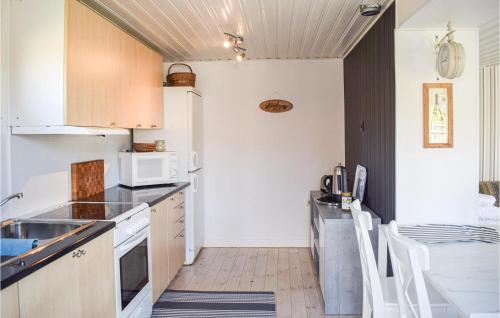 Kuchyň nebo kuchyňský kout v ubytování 1 Bedroom Lovely Home In Huskvarna