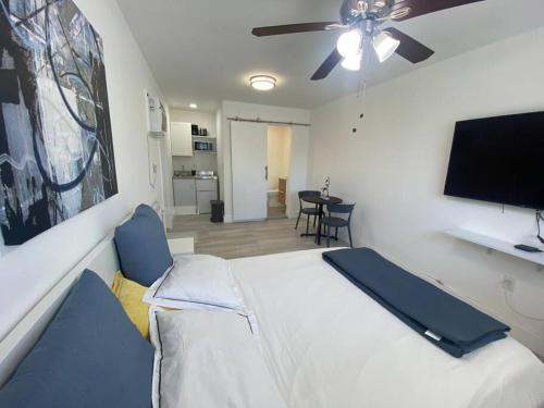 a bedroom with a bed and a ceiling fan at Excellent location Miami Brickell Studio in Miami