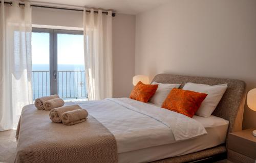 Ένα ή περισσότερα κρεβάτια σε δωμάτιο στο Villa Drobni Pijesak