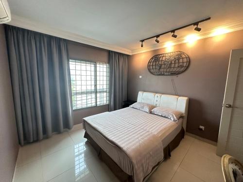une chambre avec un lit et une grande fenêtre dans l'établissement B 13a-7 De MARINA VIEW VILLAS, à Port Dickson