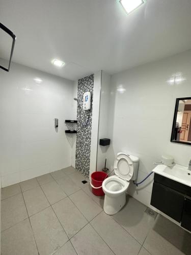 une salle de bains avec toilettes et lavabo dans l'établissement B 13a-7 De MARINA VIEW VILLAS, à Port Dickson
