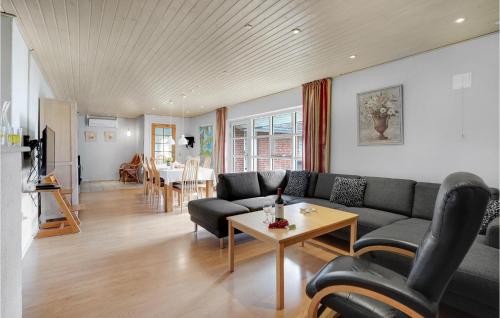 Posezení v ubytování Gorgeous Home In Rømø With Sauna