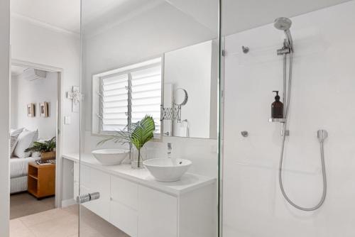 Phòng tắm tại 24 Cooran Court - Private Sandy Beach and Pontoon