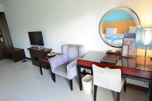 a hotel room with a desk and a mirror at Papago International Resort in Chishang