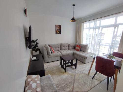 un soggiorno con un divano e un tavolo di Emerano homes a Nairobi