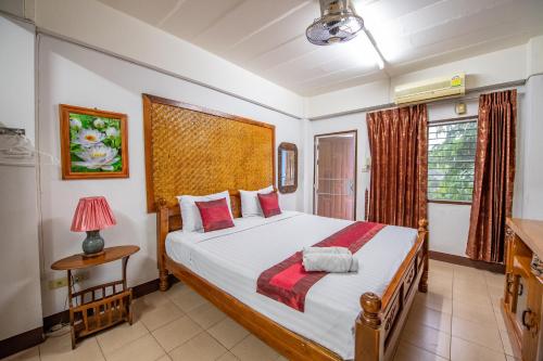 En eller flere senge i et værelse på Saithong House