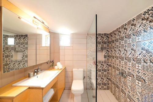 Bilik mandi di Villa Canes Heated Pool