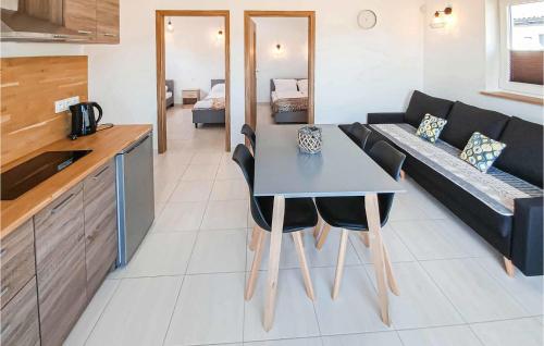 Η κουζίνα ή μικρή κουζίνα στο Lovely Home In Mielno With Sauna