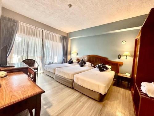 Postel nebo postele na pokoji v ubytování Chiangmai Gate Hotel
