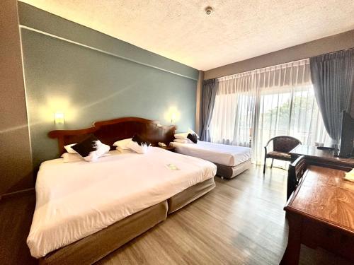Postel nebo postele na pokoji v ubytování Chiangmai Gate Hotel