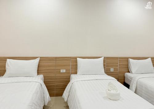 Postel nebo postele na pokoji v ubytování Jacky Chan Hotel