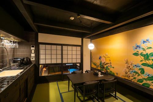 a kitchen with a table and chairs in a room at 季楽 京都 凛葩 Kiraku Kyoto Rinpa in Kyoto