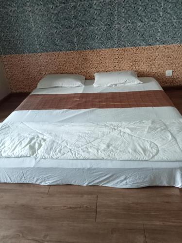 a large bed with white sheets and pillows at Aeon home stay - Tebrau City residency block F in Johor Bahru