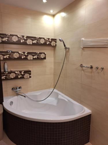 ミンスク・マゾビエツキにあるDuże mieszkanieのシャワー付きの浴室の浴槽