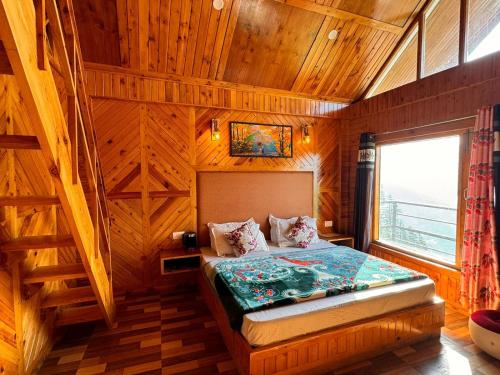 Un dormitorio con una cama en una habitación de madera. en Orchid hill Homestay, en Theog