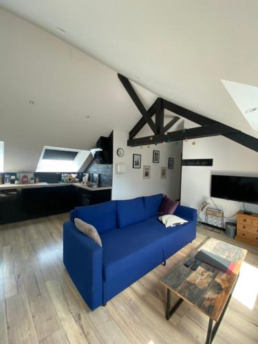 un salon avec un canapé bleu et une table dans l'établissement 