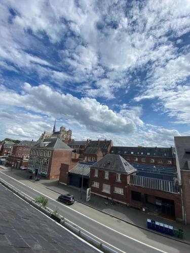 a city street with buildings and a cloudy sky at "LA FABRIQUE" en HYPERCENTRE PARKING GRATUIT in Amiens