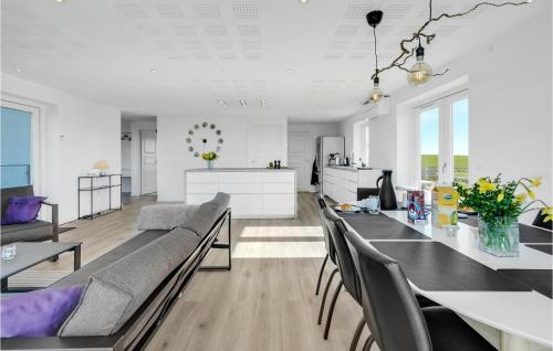 Η κουζίνα ή μικρή κουζίνα στο Stunning Home In Lundby With Kitchen