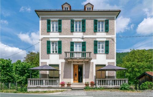 a large house with green shuttered windows and doors at Pet Friendly Apartment in Carchelli