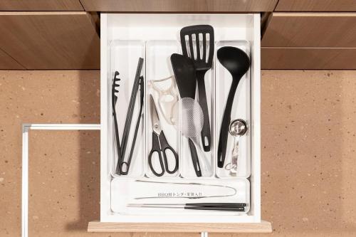 a utensil box with utensils in it at THE SECOND Chousei Beach Village 3階建てペット不可 in Jōnouchi