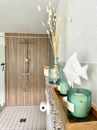 a bathroom with green bowls on a counter with a shower at DAS AMBIENTE II Komfortables Wohnerlebnis mit Moselromantik - Herzlich Willkommen - in Zell an der Mosel