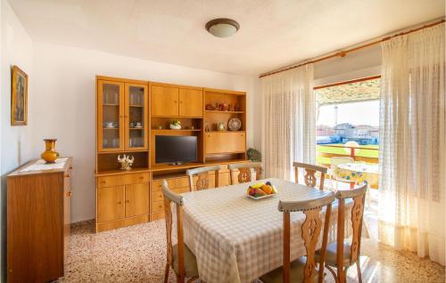 A kitchen or kitchenette at Cozy Apartment In Puerto De Mazarrón