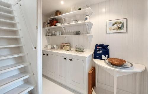 Η κουζίνα ή μικρή κουζίνα στο Gorgeous Home In Sankt Ibb With Wifi
