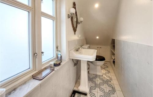 Ένα μπάνιο στο Gorgeous Home In Sankt Ibb With Wifi