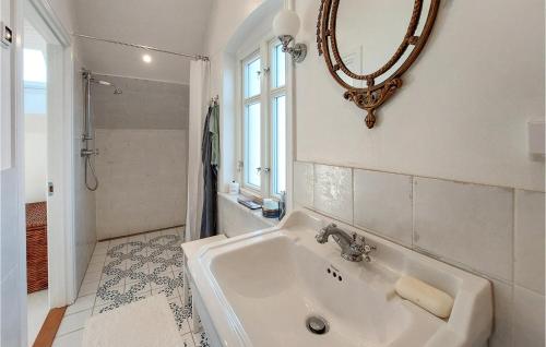 Ένα μπάνιο στο Gorgeous Home In Sankt Ibb With Wifi