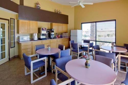 Dapur atau dapur kecil di Americas Best Value Inn - Phoenix, AZ