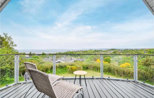 ein Balkon mit zwei Stühlen und einem Tisch mit Aussicht in der Unterkunft Holiday Home Ebeltoft V in Ebeltoft