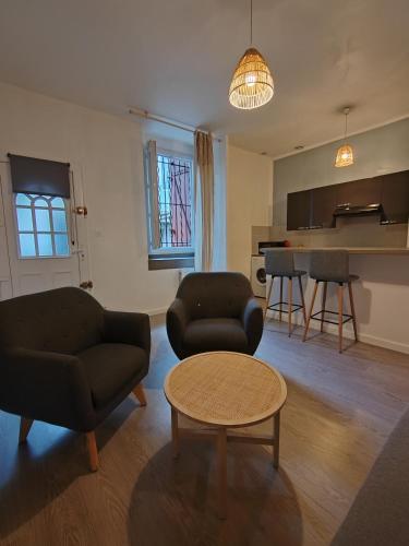 un salon avec deux chaises et une table dans l'établissement Studio Bohême, à Nîmes