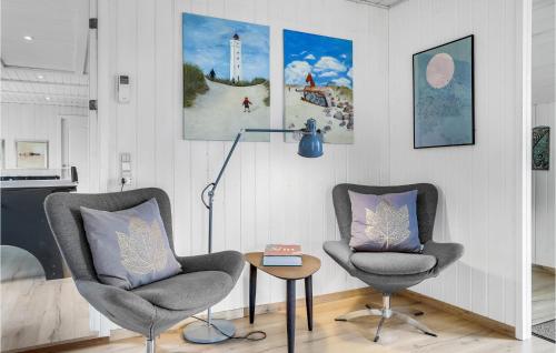 ブラーバンドにあるAmazing Home In Blåvand With Kitchenのリビングルーム(椅子2脚、ランプ1つ付)
