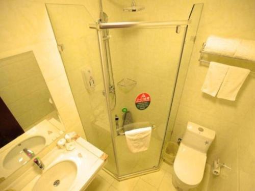 une salle de bain avec une douche, des toilettes et un lavabo dans l'établissement GreenTree Inn Suzhou Wujiang Zhenze Town Zhennan Road Express Hotel, à Suzhou