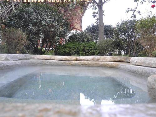 a large pool of water in a garden at Xian Huaqingyutang Hotel in Xi'an