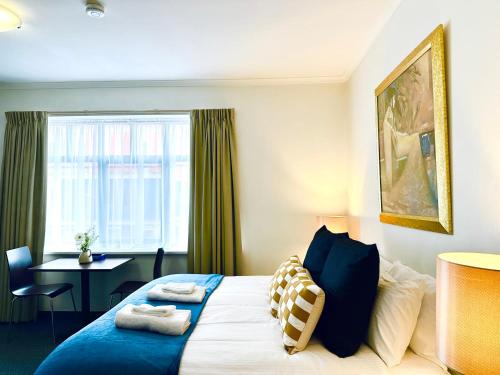 En eller flere senge i et værelse på Charming Studio - Adelaide CBD - WiFi - King bed