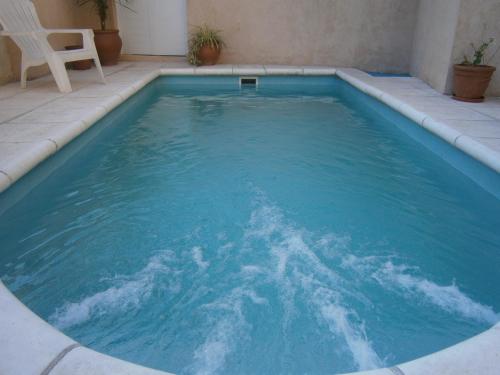uma grande piscina com uma cadeira em Hotel Altas Cumbres em Villa Carlos Paz