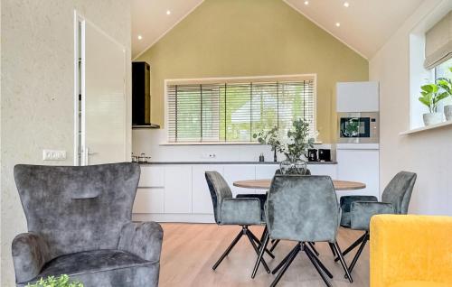Η κουζίνα ή μικρή κουζίνα στο Cozy Home In Oosterwolde With Sauna