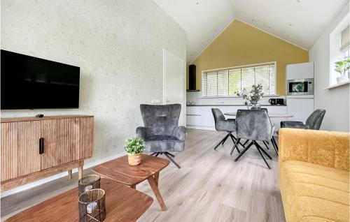 Μια τηλεόραση ή/και κέντρο ψυχαγωγίας στο Cozy Home In Oosterwolde With Sauna