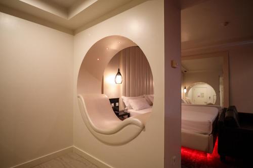 a room with a bed and a circular mirror at Habana Motel in Matosinhos