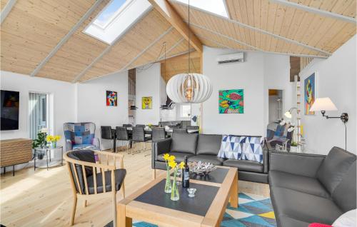 Posezení v ubytování Holiday Home Skovridervænget Rudkøbing Denmark I