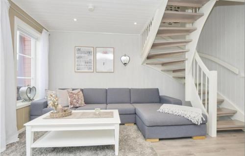 Ruang duduk di Stunning Home In Eidsvåg I Romsdal