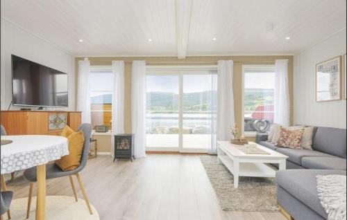 Ruang duduk di Stunning Home In Eidsvåg I Romsdal