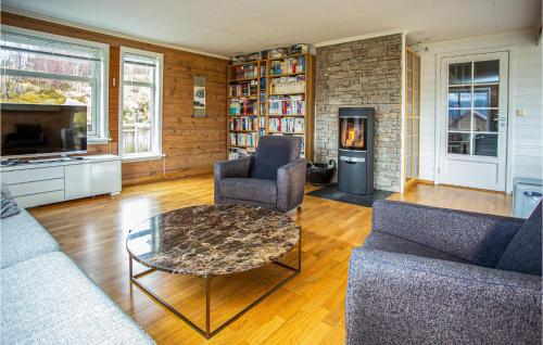 Posezení v ubytování Cozy Home In Bruvik With Wifi