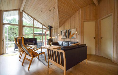 un soggiorno con un divano e un tavolo di Holiday Home Jtagholmsvej Rømø X a Rømø Kirkeby